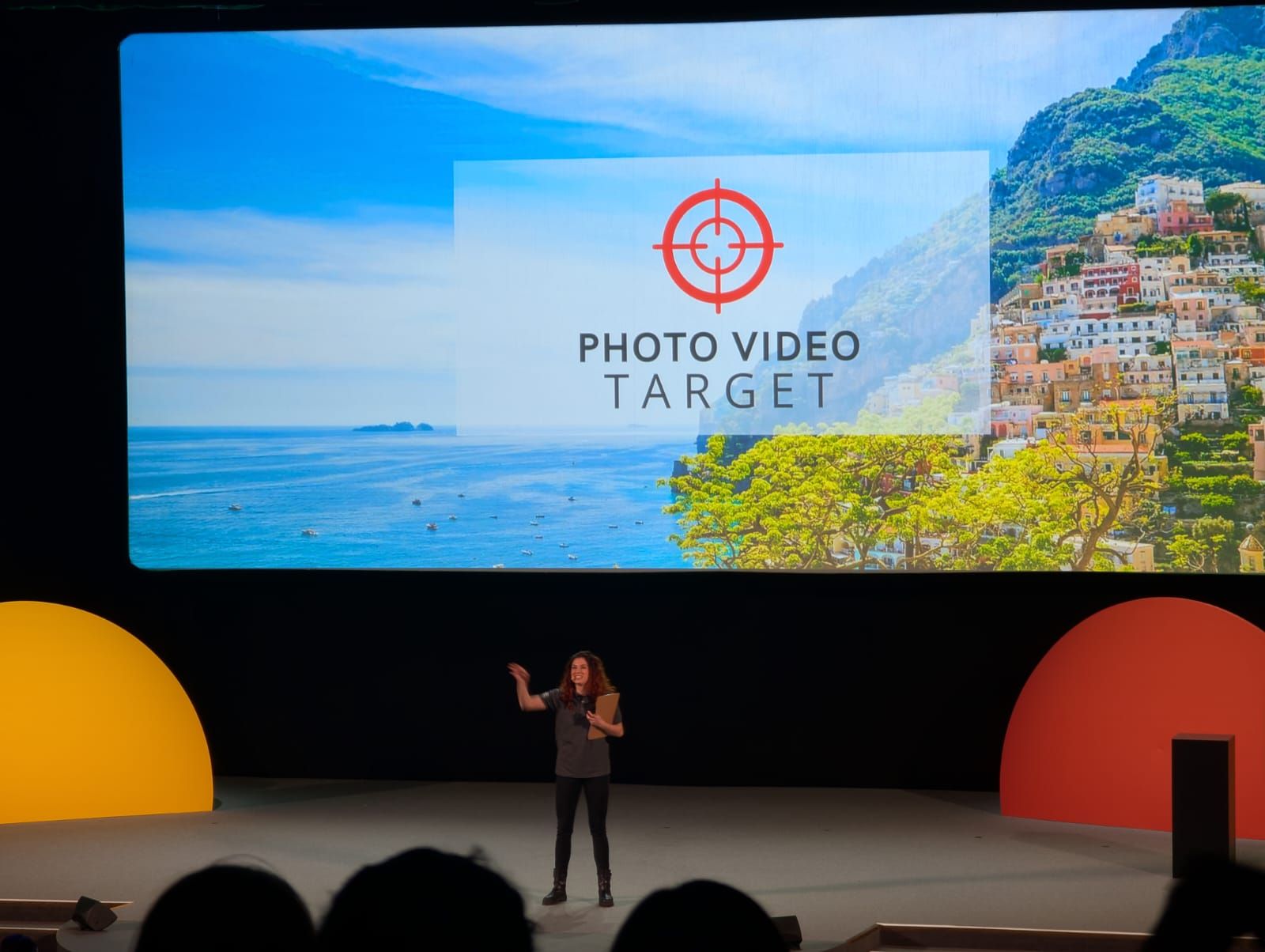 Team building orienteering urbano: i partecipanti collaborano per decifrare la mappa dei checkpoint