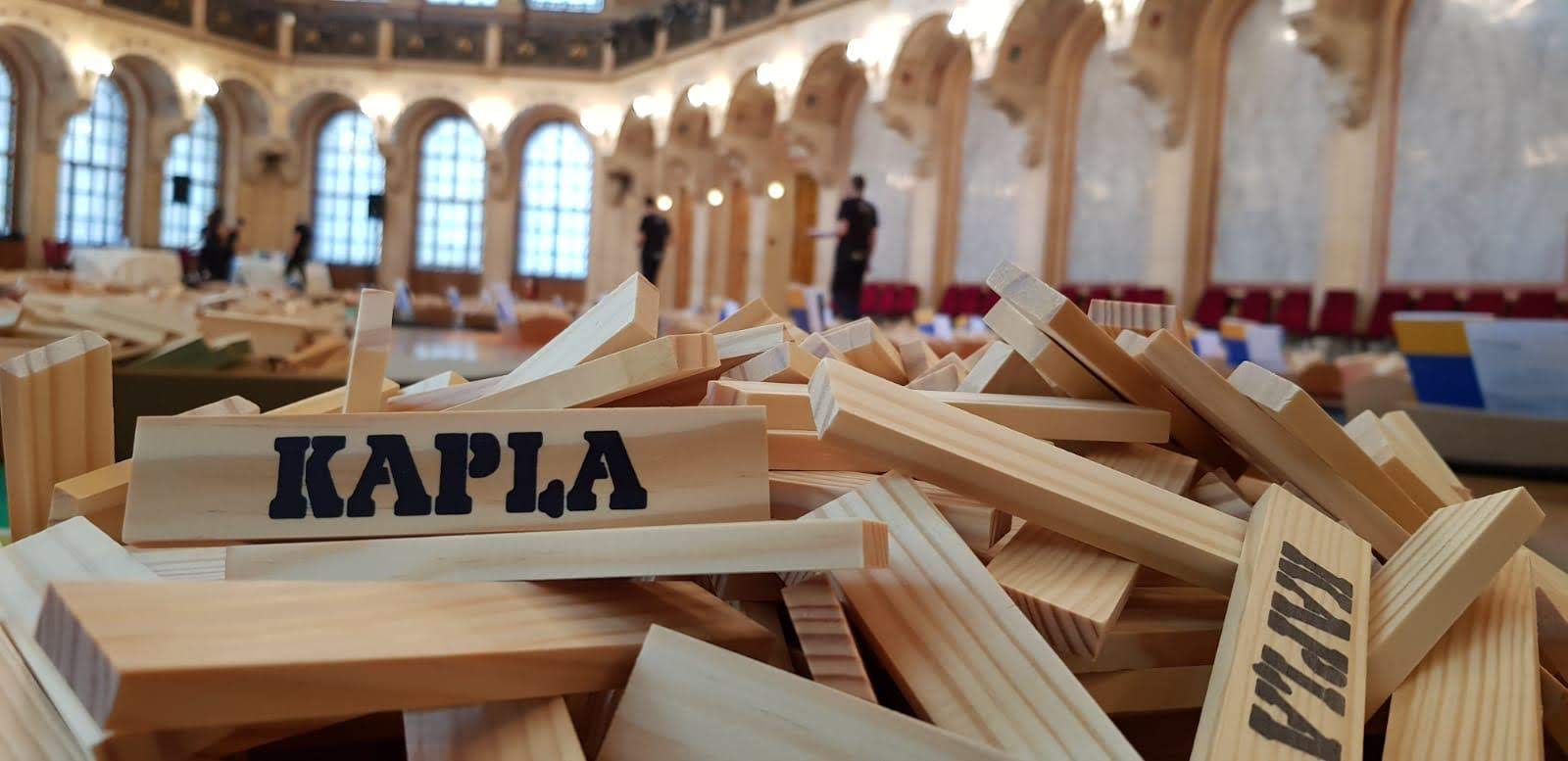 Team building Kapla: costruzione di una torre imponente che simboleggia la crescita aziendale