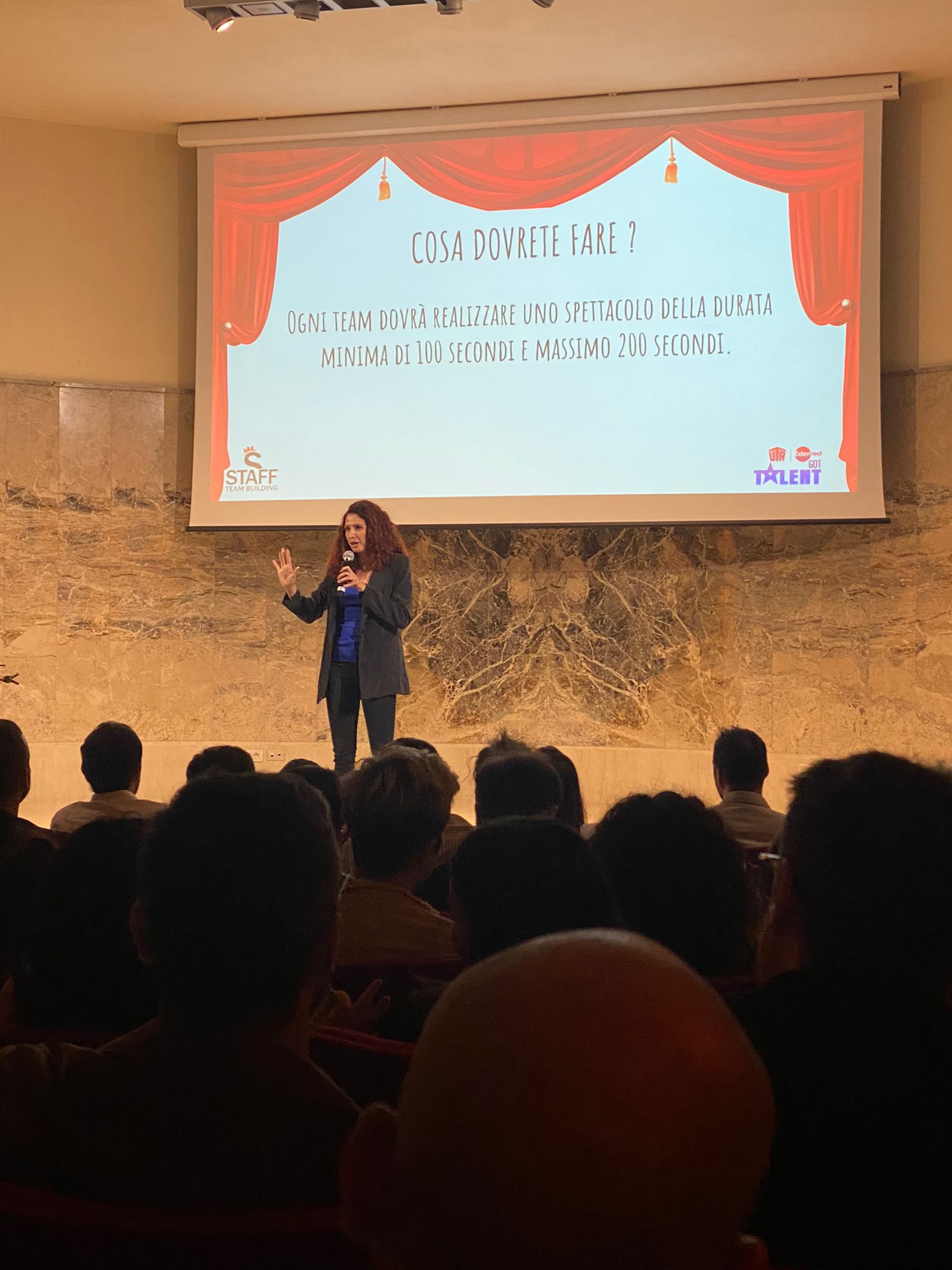 Speaker spiega regole durata esibizioni 100-200 secondi format Team Got Talent