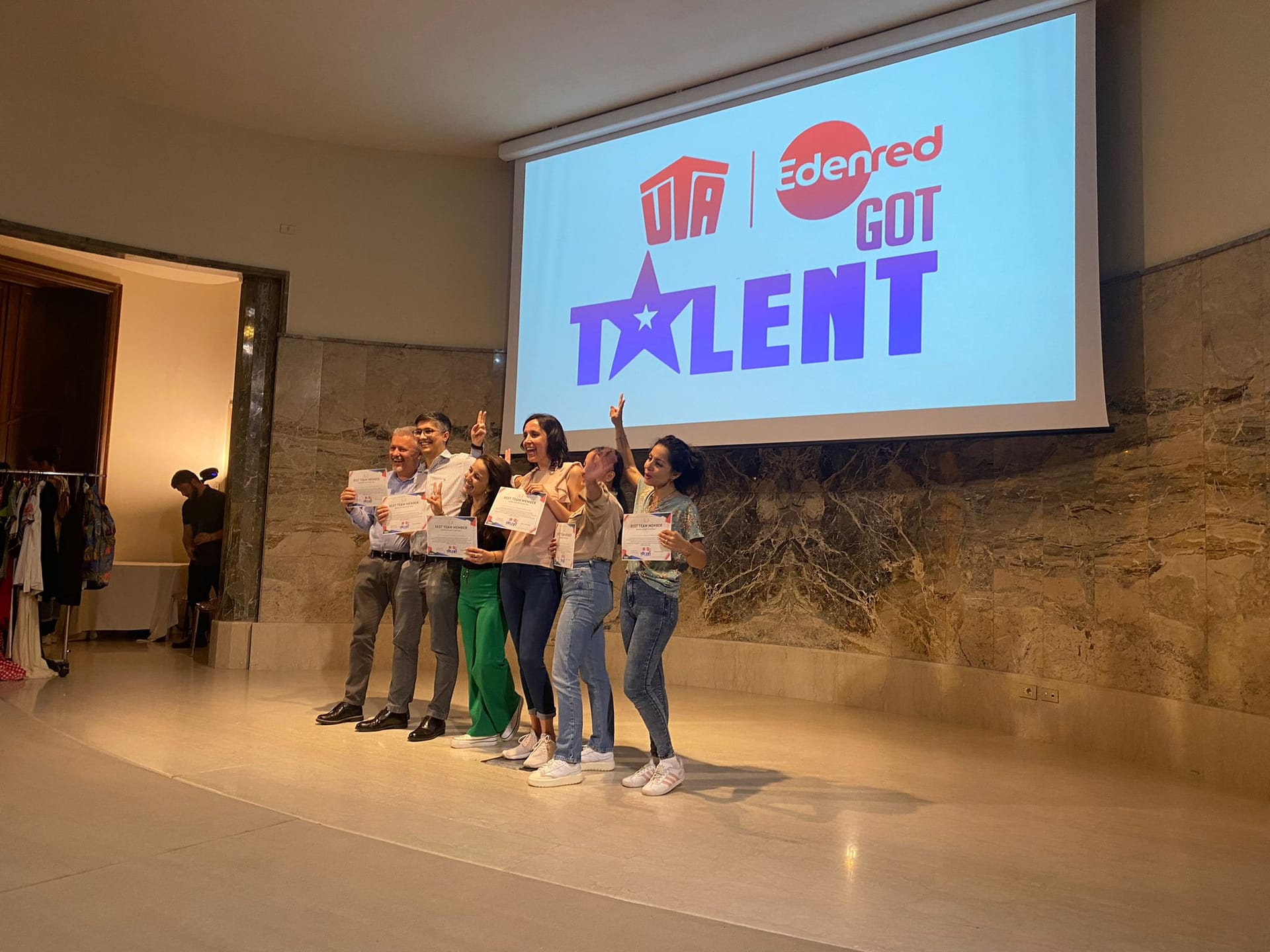 Pubblico applaude durante Team Got Talent aziendale