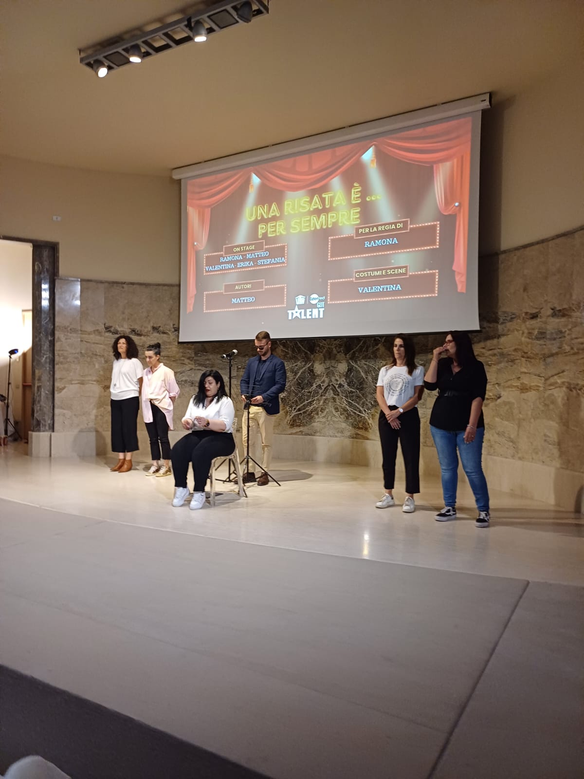 Team sul palco durante esibizione aziendale