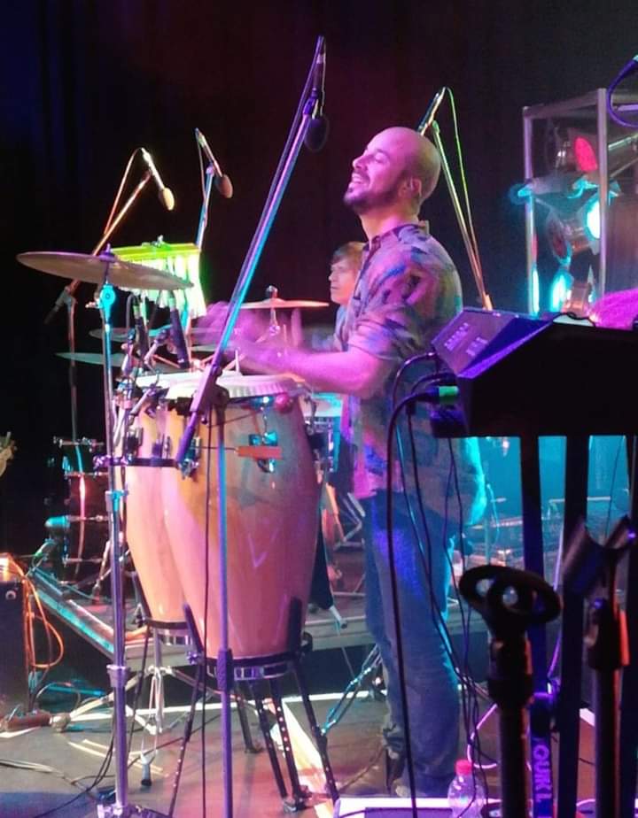 Cantante e Saxofonista durante evento aziendale