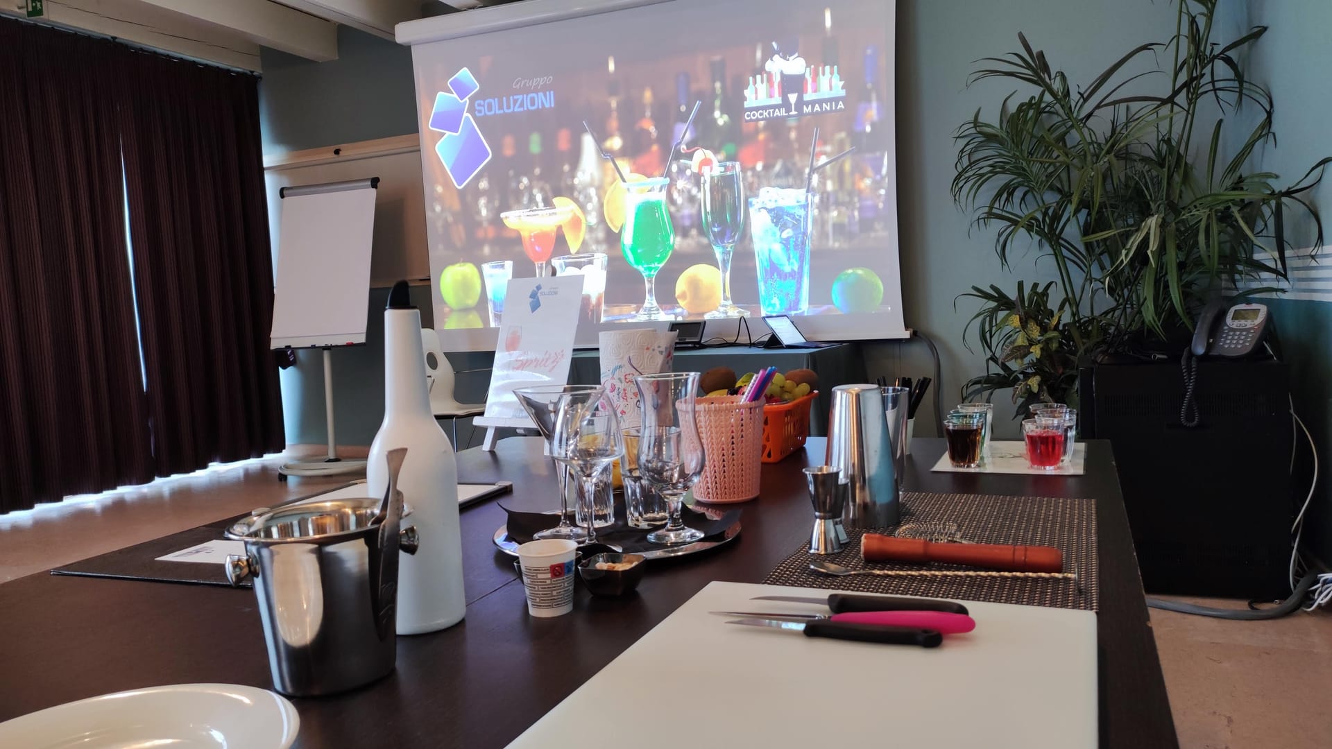 Postazione mixology aziendale: simulazione di gestione risorse e creatività sotto pressione