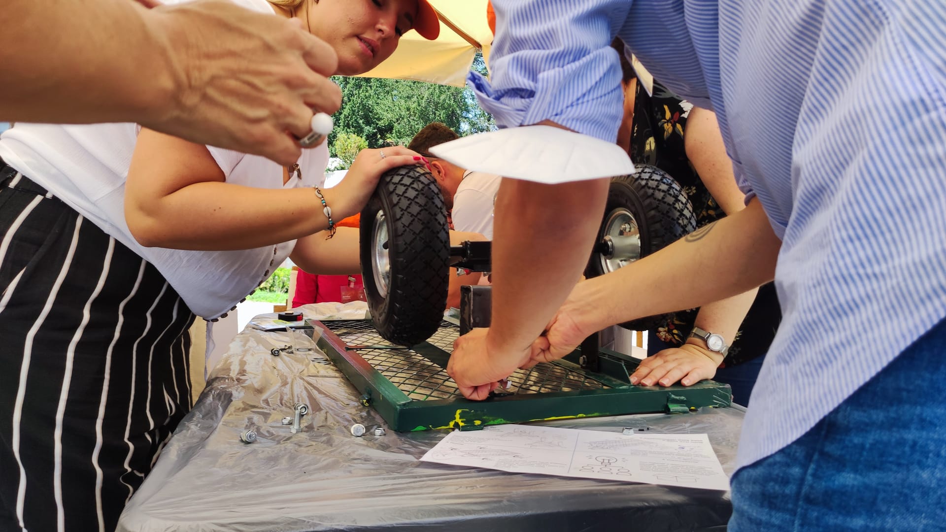 Team building ingegneristico: fase di costruzione creativa con cartone