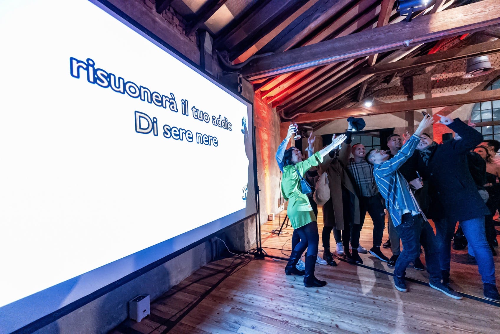 Gruppo di colleghi che canta insieme