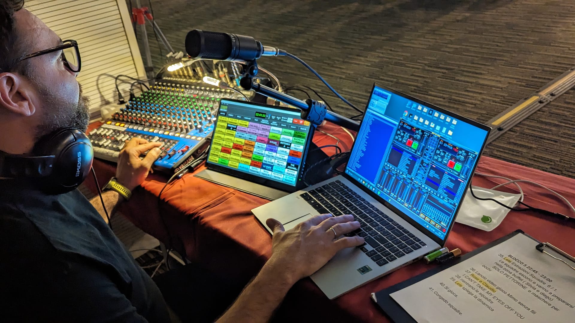 Setup tecnologico con schermi e palco