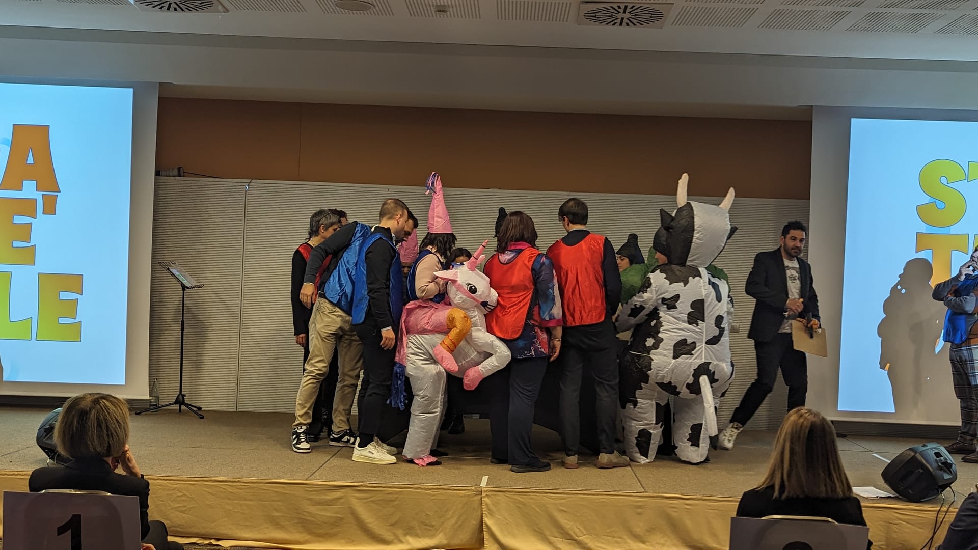 Sala allestita per Crazy Dinner Show aziendale