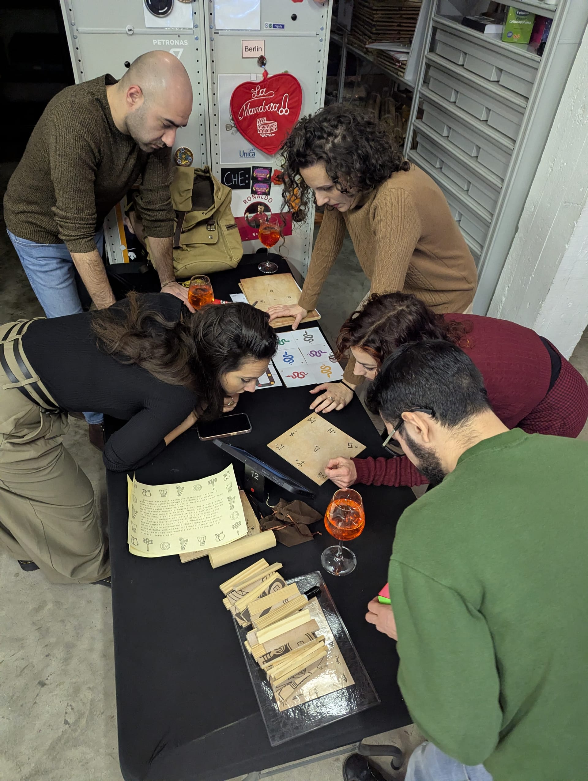 Allestimento personalizzato per escape game aziendale: attenzione al dettaglio corporate
