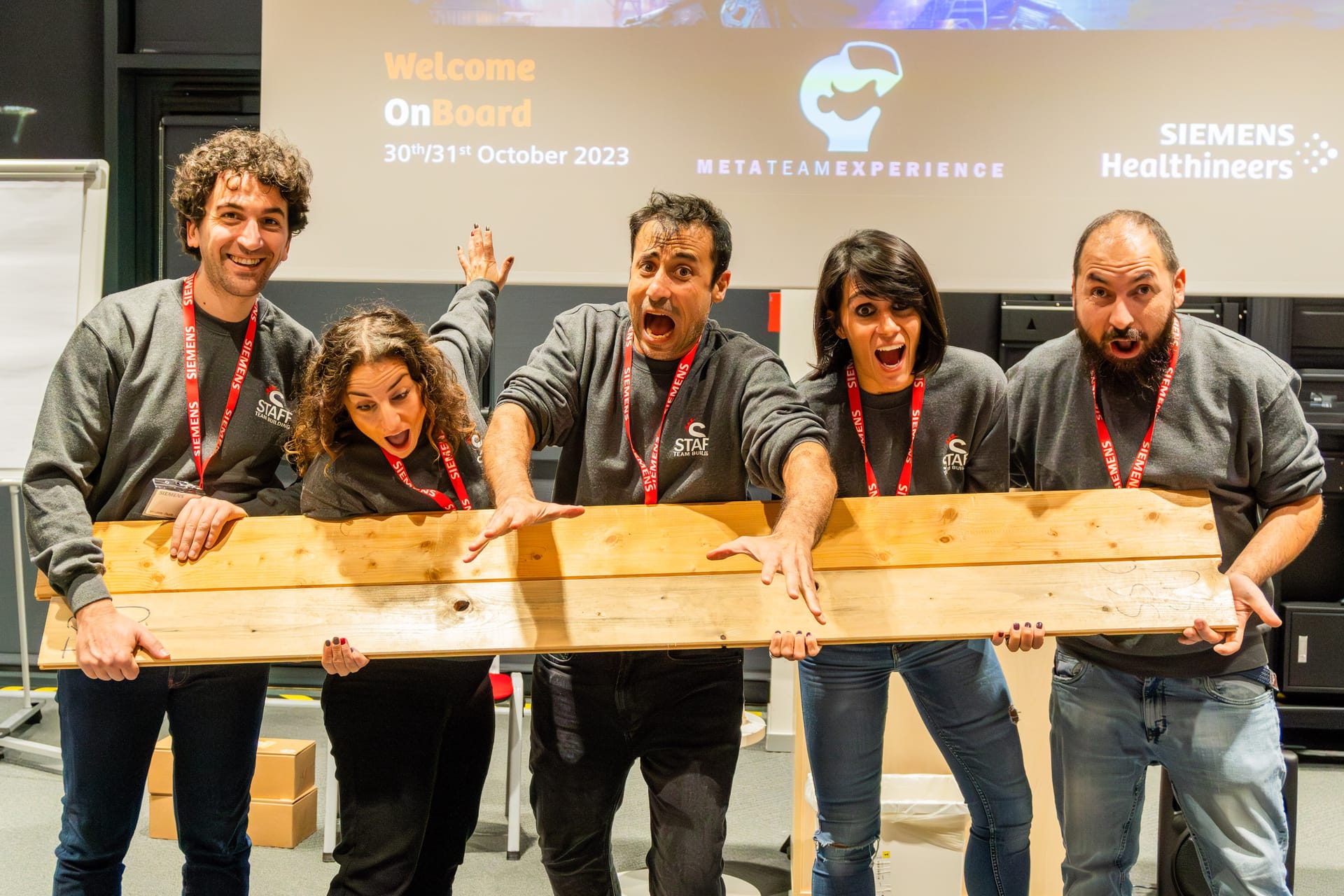 Team building hi-tech: dipendenti interagiscono con tecnologie immersive e AI