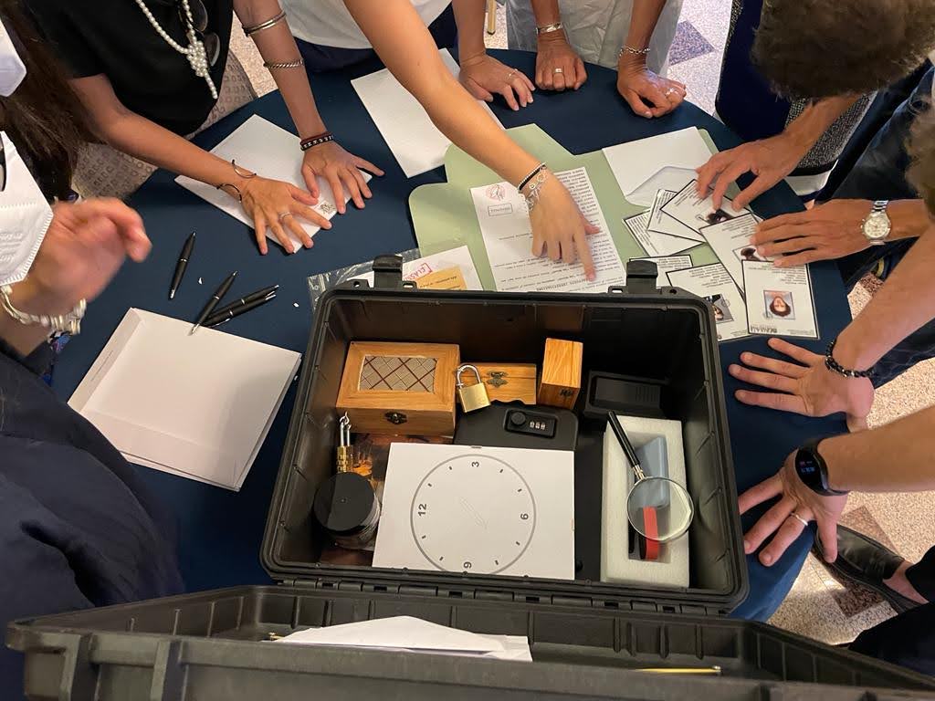 Dettaglio indizi e materiali realistici per format investigativi aziendali