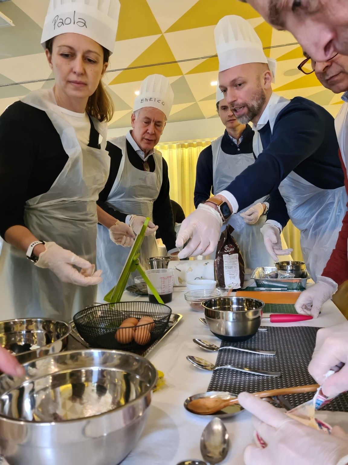 Preparazione ingredienti tiramisù con focus sugli strumenti