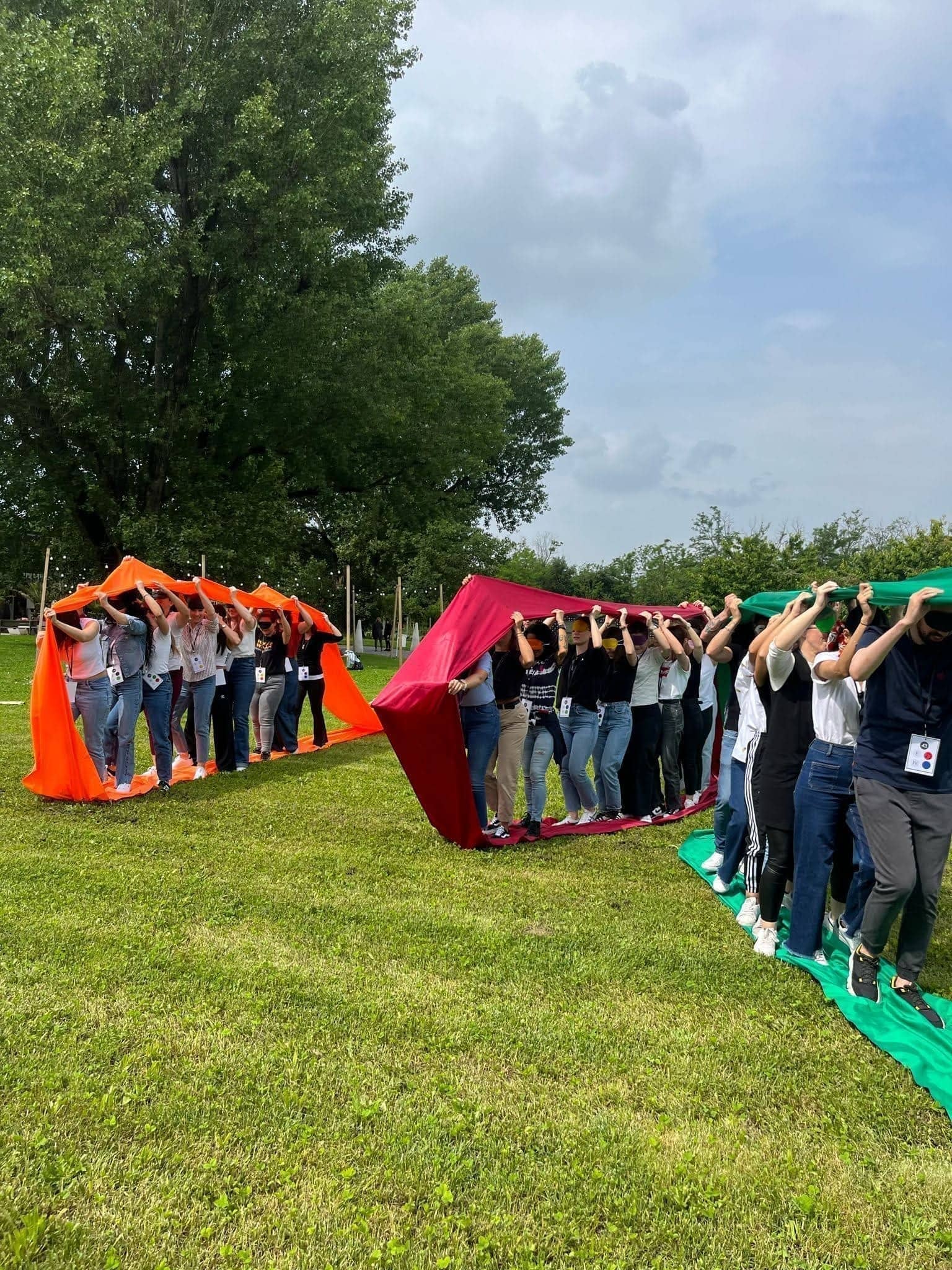 Gruppo aziendale festeggia a fine attività