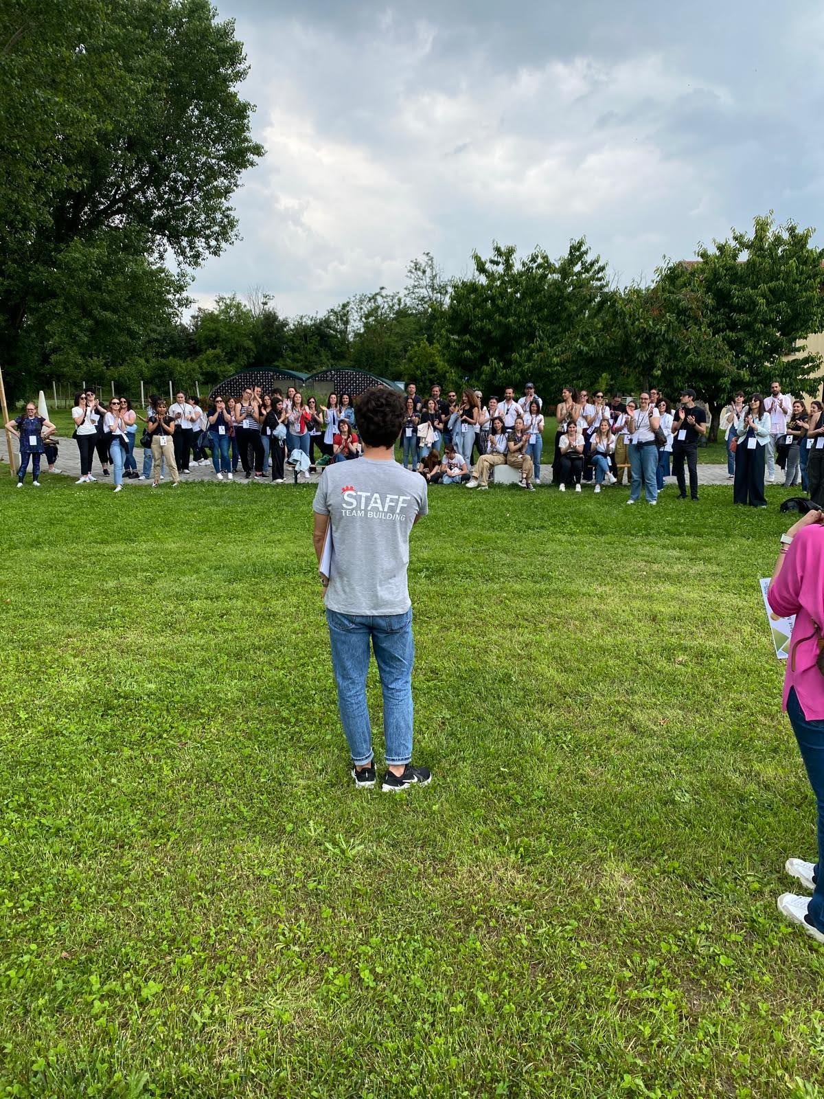 Gruppo numeroso partecipa a sfide dinamiche Team Connect
