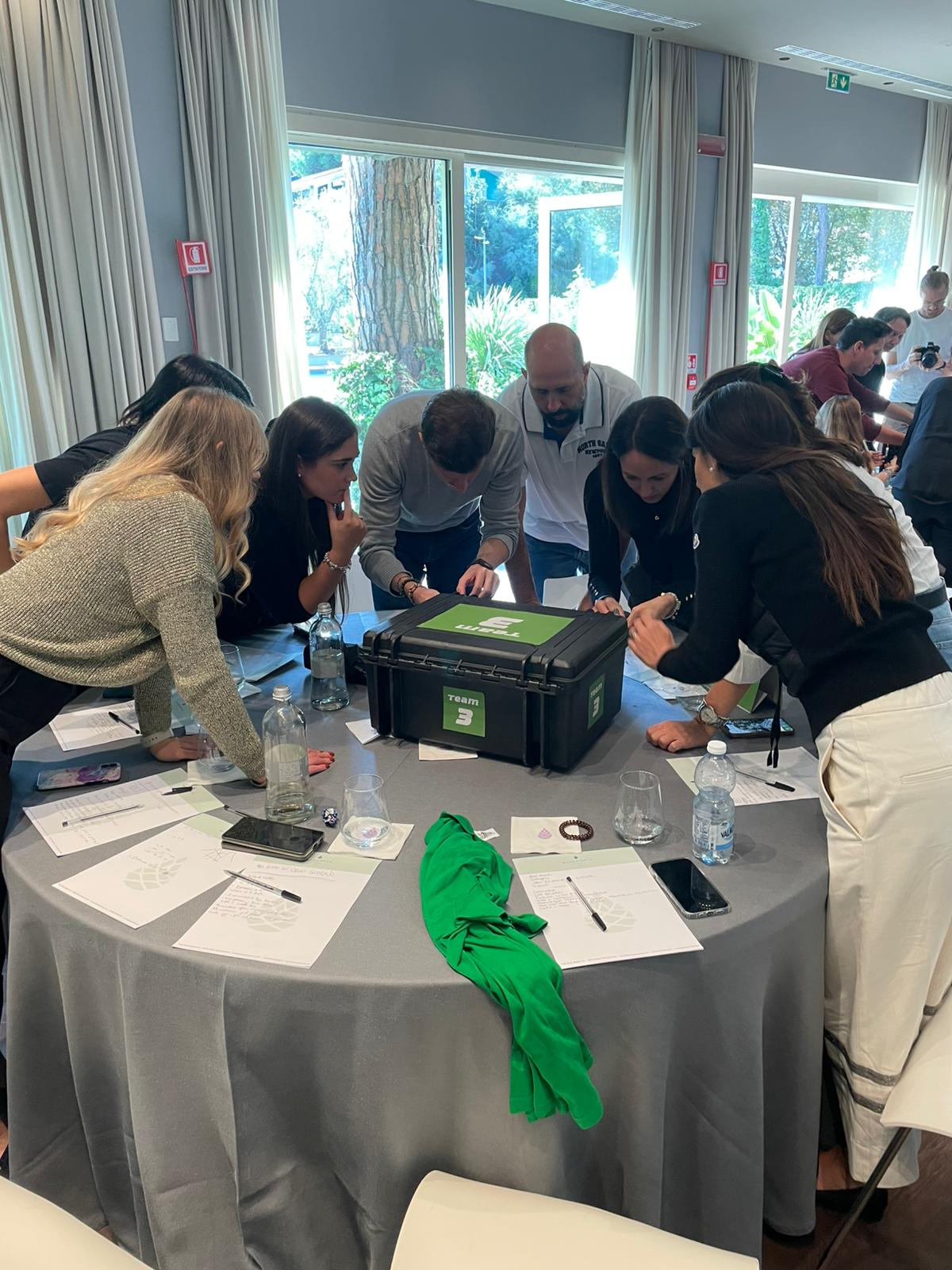 Escape Box aziendale: grandi gruppi competono simultaneamente ai tavoli