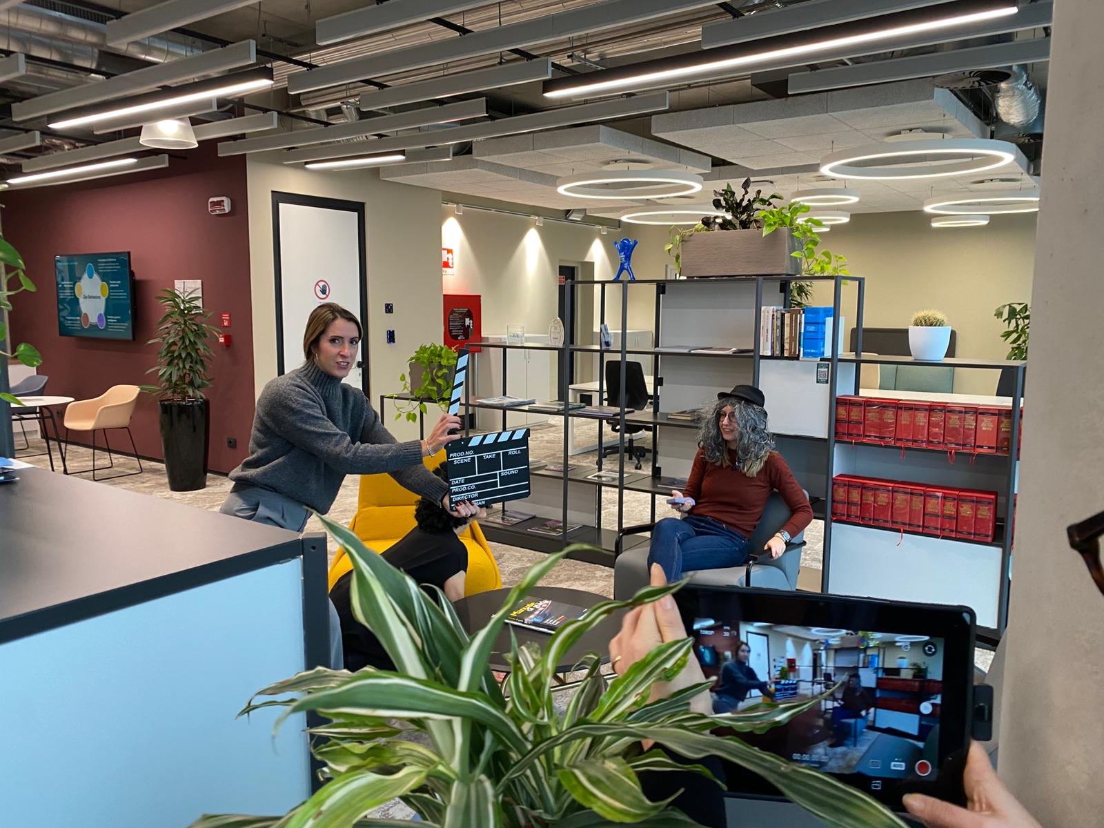 Partecipanti durante le riprese di uno spot aziendale con costumi e ciak