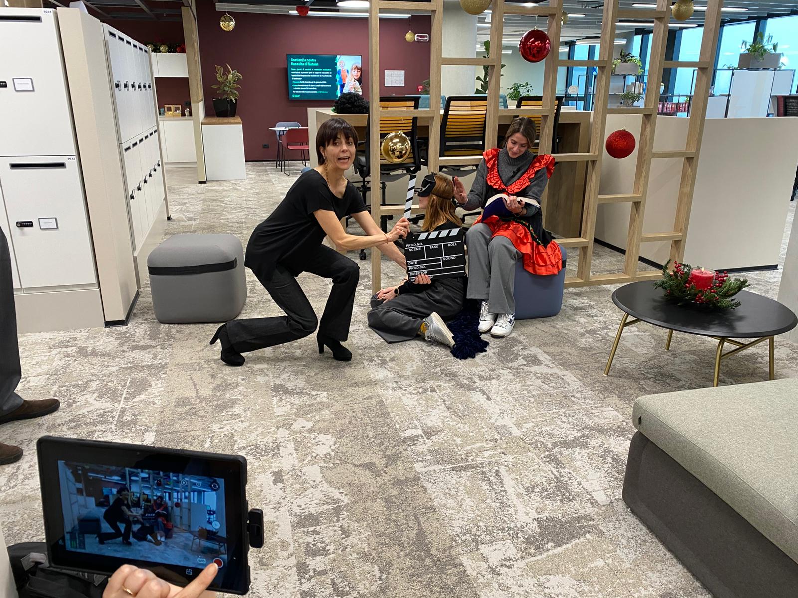 Backstage di un set professionale con troupe e partecipanti che collaborano alla regia