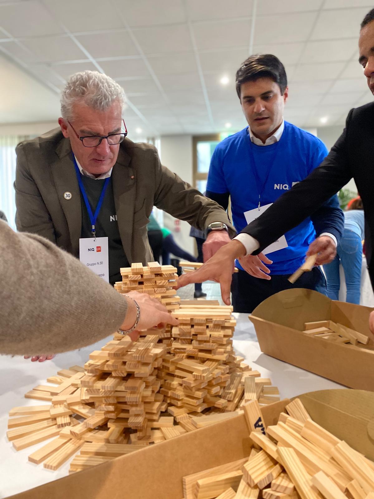 Partecipanti applicano la variante delega coordinandosi per completare una struttura complessa