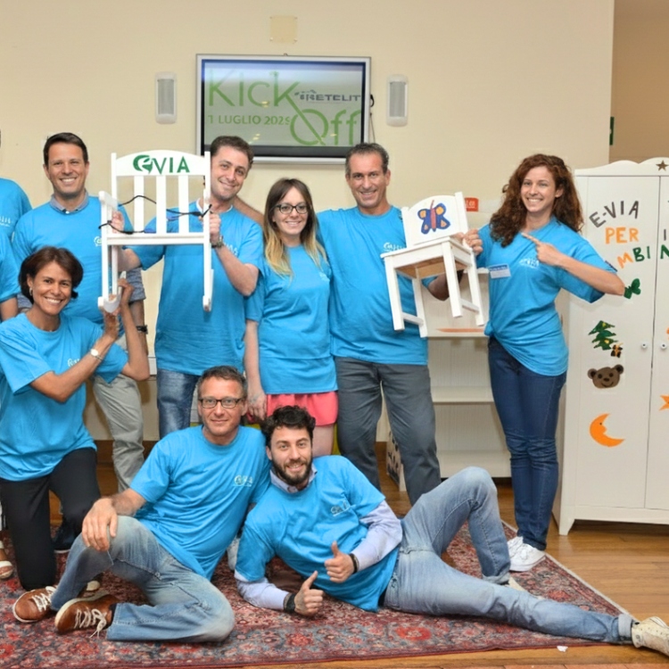 Team al lavoro nella creazione e decorazione di arredi per strutture per l'infanzia