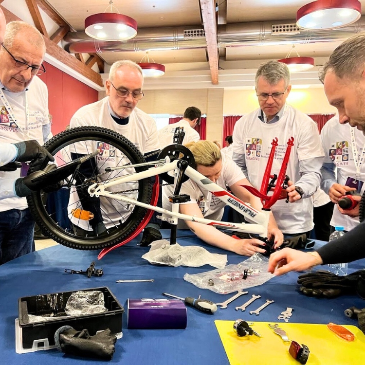 Assemblaggio professionale di biciclette da donare durante evento CSR