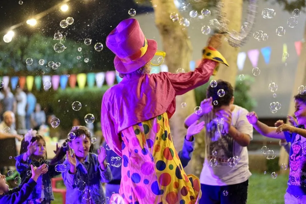 Spettacolo di bolle di sapone durante un Family Day aziendale
