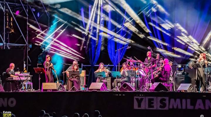 Cena di gala aziendale con intrattenimento e luci soffuse