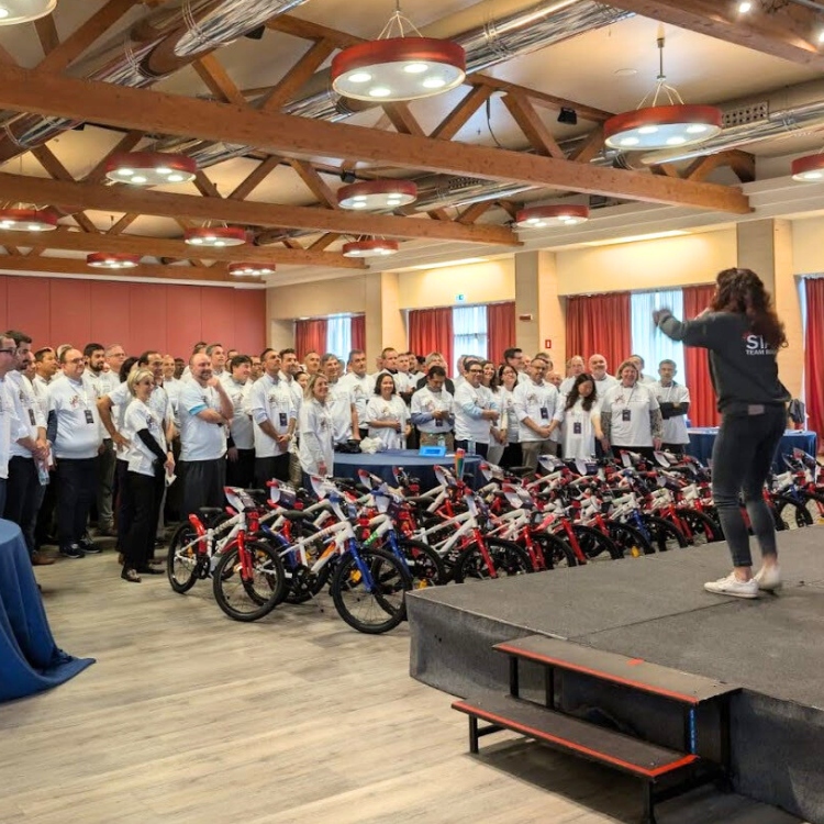 Team building solidale: il team celebra il contributo alla comunità attraverso la CSR