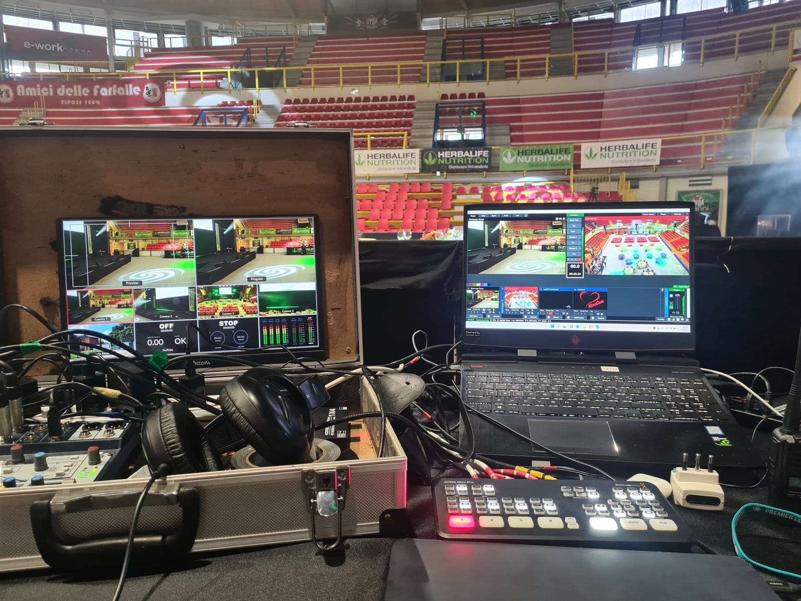 Regia tecnica live StaffTeamBuilding con mixer video e postazioni controllo